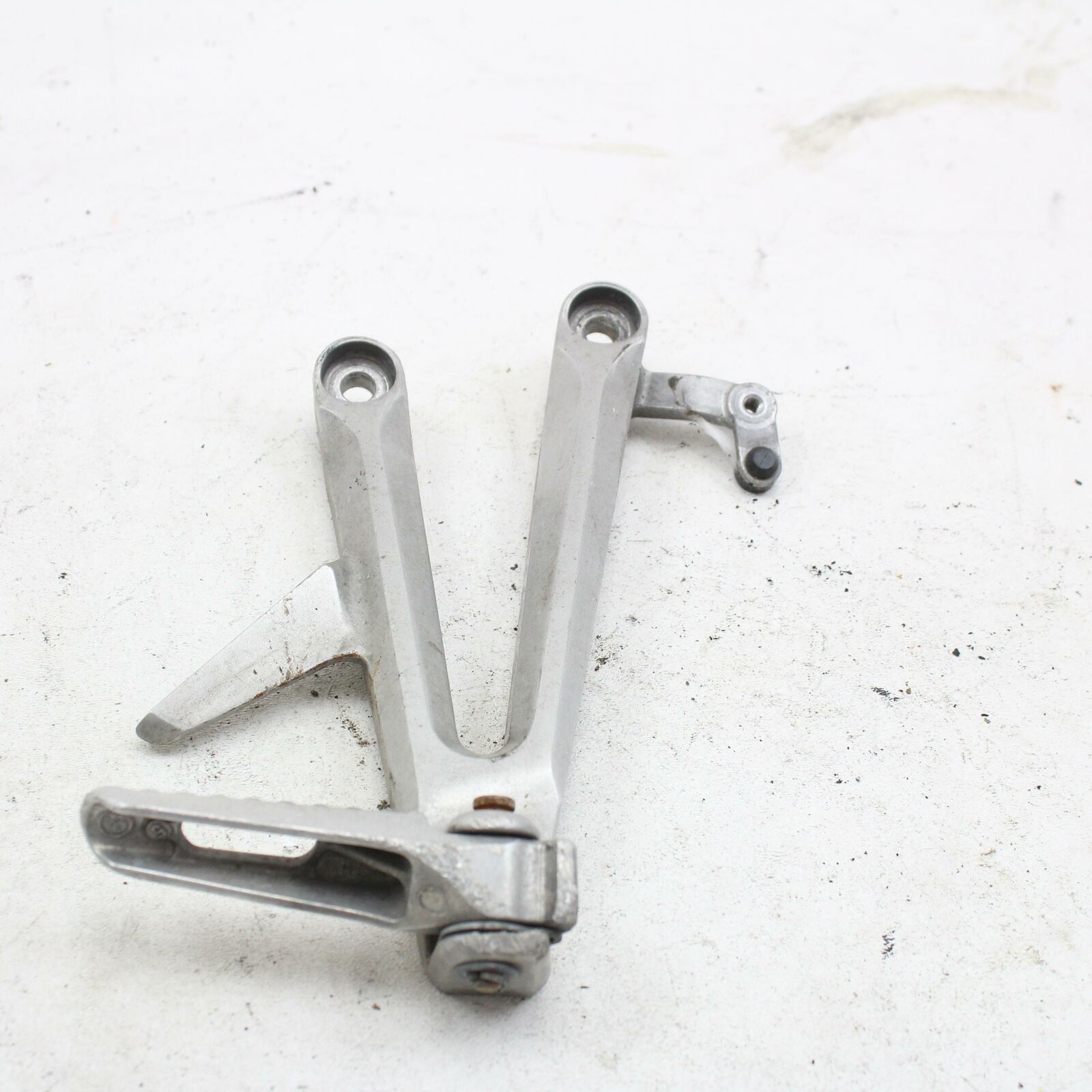 04-07 honda cbr1000rr OEM RIGHT REAR BACK PASSENGER PEG 50720-MEL-305
